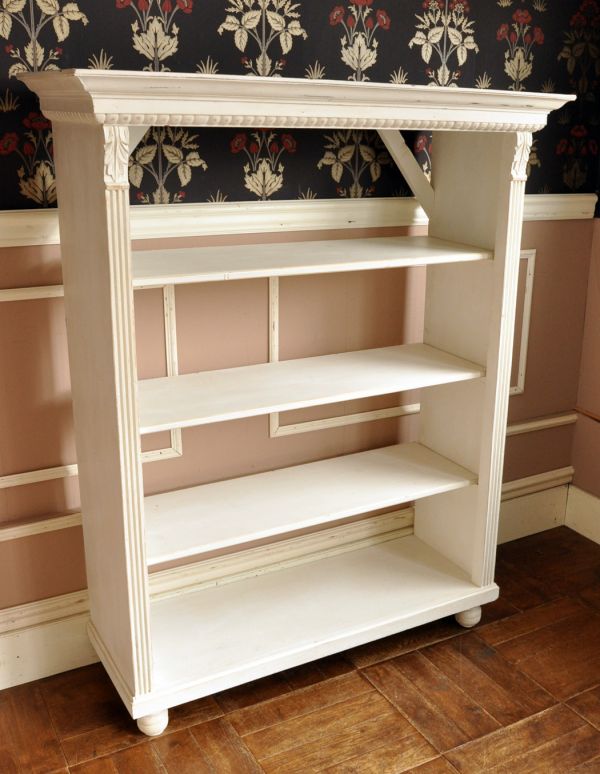 アンティーク家具　アンティークのフレンチ家具、ホワイト色のブックケース（本棚）。子どもたちの絵本を入れたり、バスケットやボックスを使って上手にお片付けして下さいね。(d-1043-f)