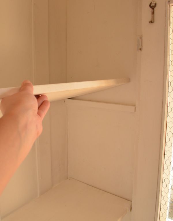 アンティークのキャビネット アンティーク家具 フランスのアンティーク収納家具、グリアージュキャビネット。棚板があるので、整理整頓がしやすいですよ。(d-1044-f)