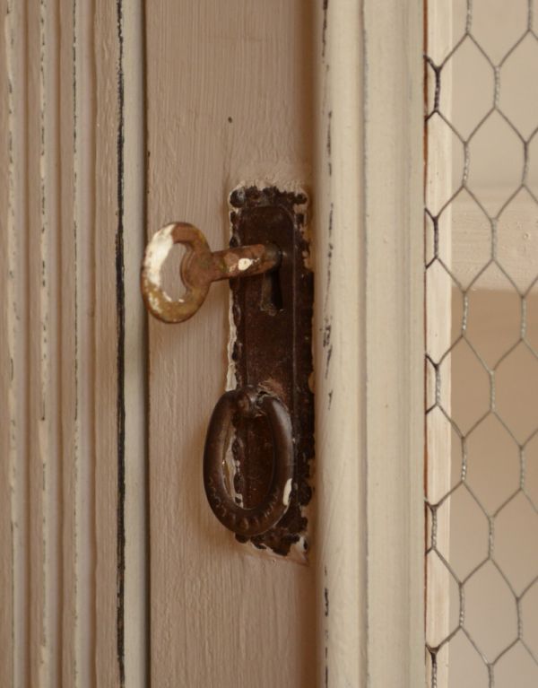 アンティークのキャビネット アンティーク家具 フランスのアンティーク収納家具、グリアージュキャビネット。取っ手も風合いたっぷり。(d-1044-f)