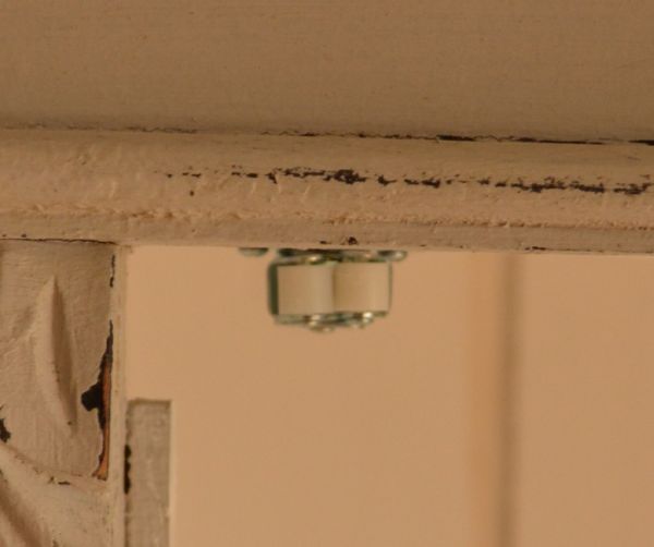 アンティークのキャビネット アンティーク家具 フランスのアンティーク収納家具、グリアージュキャビネット。扉にはローラーキャッチャーが付いているので、開け閉めはスムーズです。(d-1044-f)