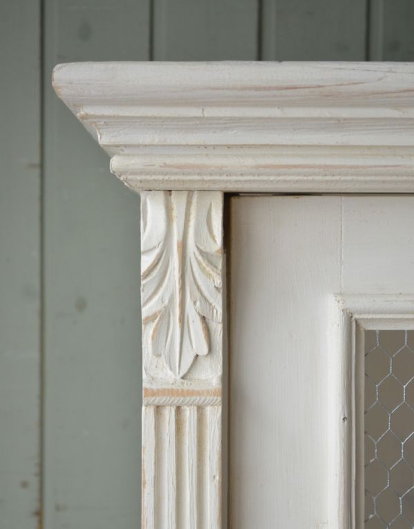 アンティークのキャビネット　アンティーク家具　アンティークのフレンチインテリア、可愛いグリアージュキャビネット。美しい彫にうっとり。(d-1045-f)