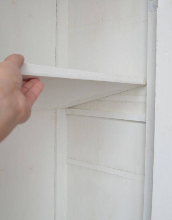 アンティークのキャビネット　アンティーク家具　アンティークのフレンチインテリア、可愛いグリアージュキャビネット。棚板があるので、整理整頓がしやすいですよ。(d-1045-f)