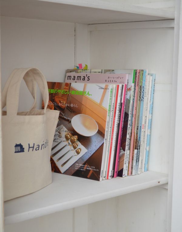 アンティークのキャビネット　アンティーク家具　アンティークのフレンチインテリア、可愛いグリアージュキャビネット。雑誌やA4ファイルなどの収納もできます。(d-1045-f)