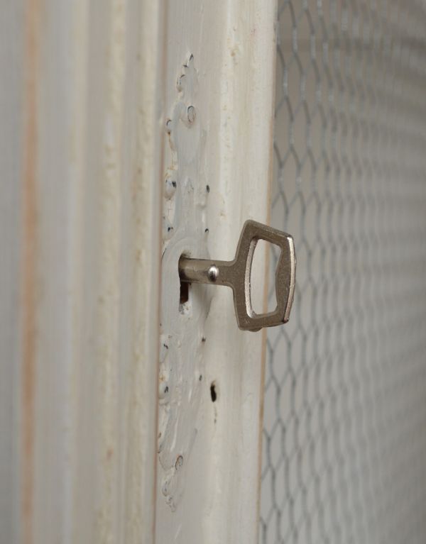 アンティークのキャビネット　アンティーク家具　アンティークのフレンチインテリア、可愛いグリアージュキャビネット。扉を開けるときは、鍵を引っ掛けて開閉します。(d-1045-f)