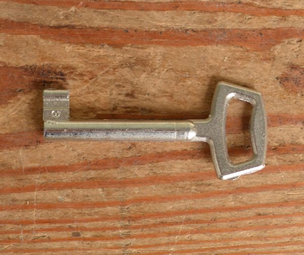 アンティークのキャビネット　アンティーク家具　アンティークのフレンチインテリア、可愛いグリアージュキャビネット。アンティークの鍵が付いています。(d-1045-f)