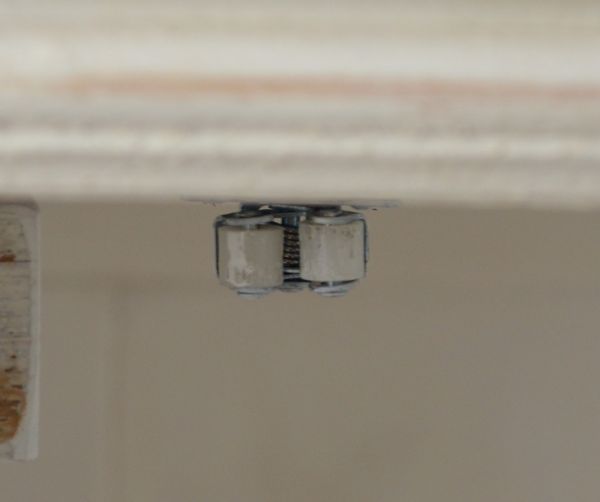 アンティークのキャビネット　アンティーク家具　アンティークのフレンチインテリア、可愛いグリアージュキャビネット。扉にはローラーキャッチャーが付いているので、開け閉めはスムーズです。(d-1045-f)