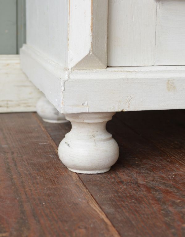 アンティークのキャビネット　アンティーク家具　アンティークのフレンチインテリア、可愛いグリアージュキャビネット。玉ねぎ形の脚。(d-1045-f)