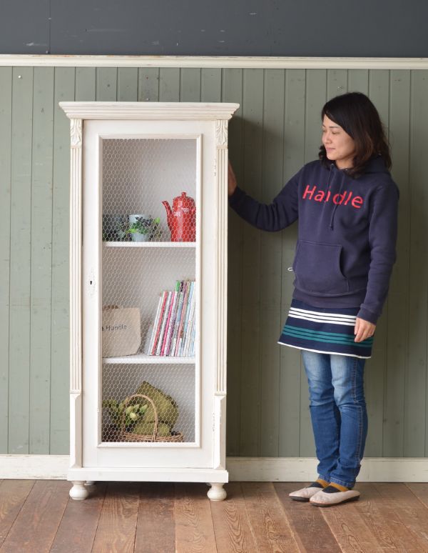 アンティークのキャビネット　アンティーク家具　アンティークのフレンチインテリア、可愛いグリアージュキャビネット。リビングで実用的に使えます。(d-1045-f)