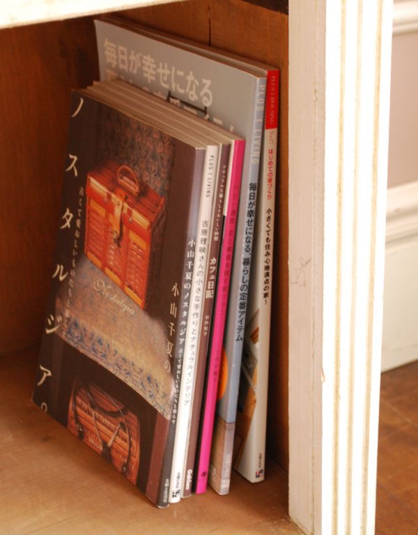 アンティークのキャビネット アンティーク家具 アンティークのフレンチインテリア、引き出し付きのブックケース。A4ファイルが入る大きさになっています。(d-1046-f)