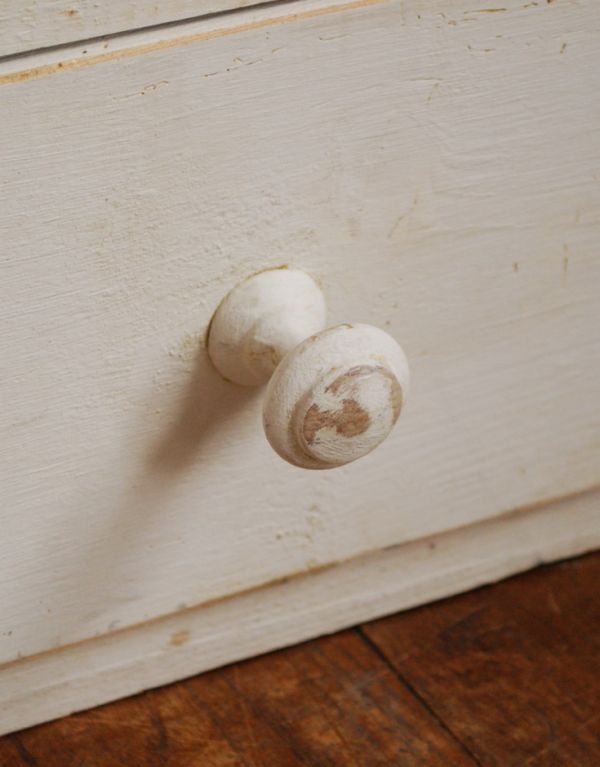 アンティークのキャビネット アンティーク家具 アンティークのフレンチインテリア、引き出し付きのブックケース。風合いがいい感じの取っ手。(d-1046-f)