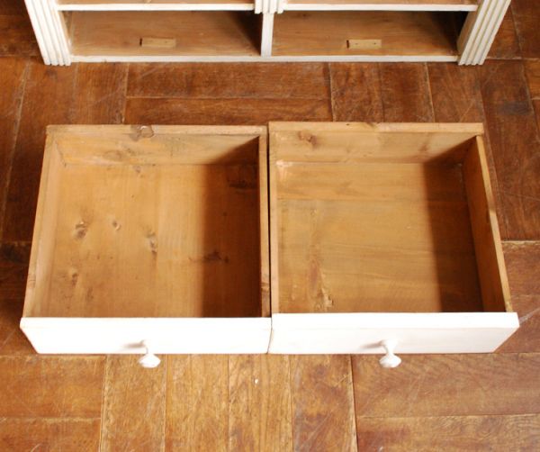 アンティークのキャビネット アンティーク家具 アンティークのフレンチインテリア、引き出し付きのブックケース。引き出しの内側もキレイな状態なので何でも入れられます。(d-1046-f)