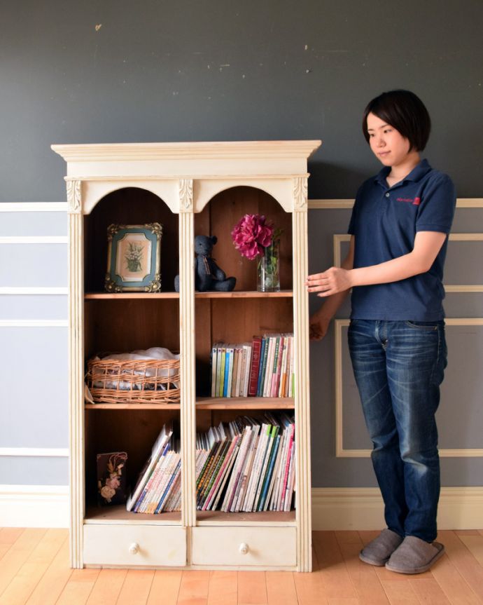 アンティークのキャビネット アンティーク家具 アンティークのフレンチインテリア、引き出し付きのブックケース。雑貨やタオル、本などをショップのように飾れます。(d-1046-f)