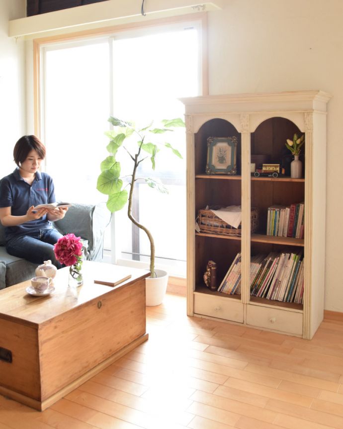 アンティークのキャビネット アンティーク家具 アンティークのフレンチインテリア、引き出し付きのブックケース。お部屋の中を華やかに彩ってくれるデザインアーチ型のデザインがなんとも可愛い。(d-1046-f)