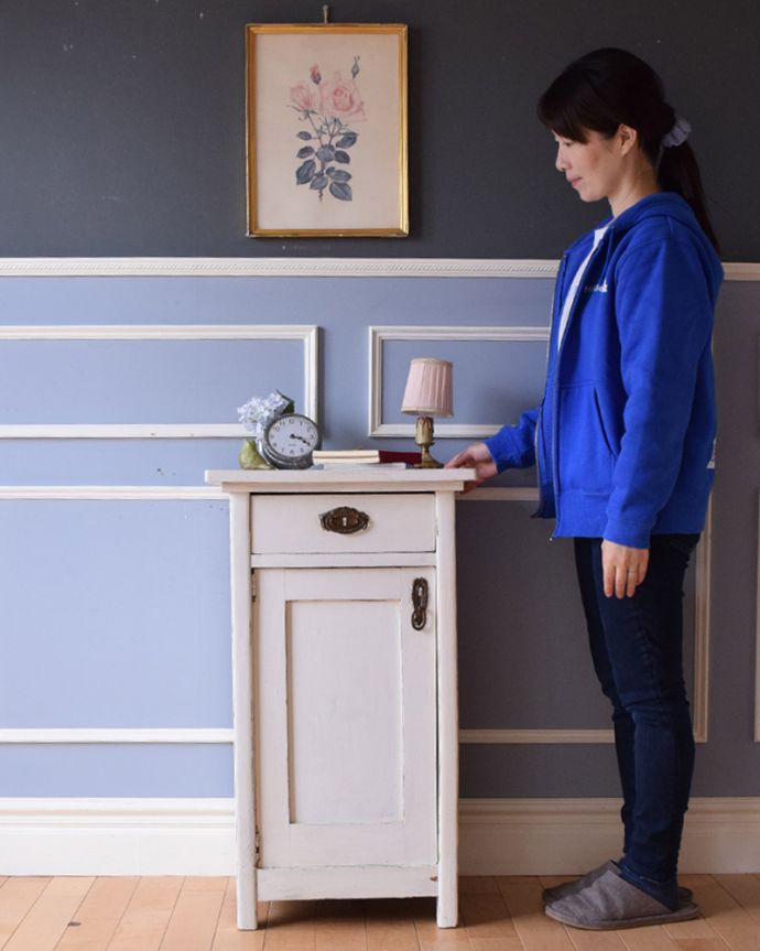 アンティークのキャビネット　アンティーク家具　フレンチホワイトのアンティーク ベッドサイドキャビネット 。とっても可愛いキャビネット。(d-1047-f-1)