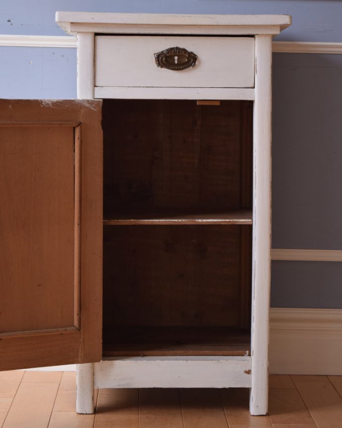 アンティークのキャビネット　アンティーク家具　フレンチホワイトのアンティーク ベッドサイドキャビネット 。ペイントの温かい雰囲気で居心地抜群のお部屋になります 。(d-1047-f-1)