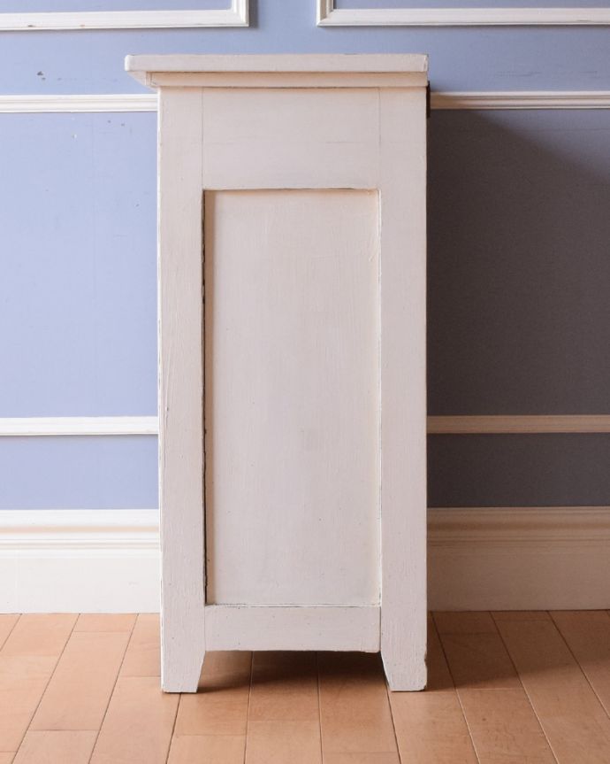 アンティークのキャビネット　アンティーク家具　フレンチホワイトのアンティーク ベッドサイドキャビネット 。サイドもきれいにペイントされています。(d-1047-f-1)