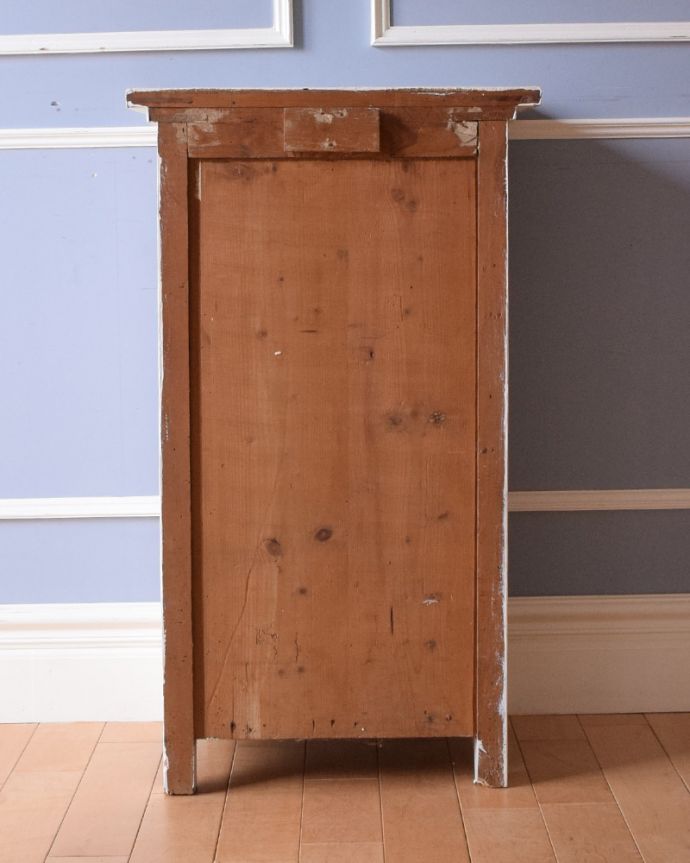 アンティークのキャビネット　アンティーク家具　フレンチホワイトのアンティーク ベッドサイドキャビネット 。※アンティークは新品ではないので、もちろん経年変化によるキズはありますが、専門の職人が目立たないようキレイにお直しをしているので、後姿までキレイです。(d-1047-f-1)