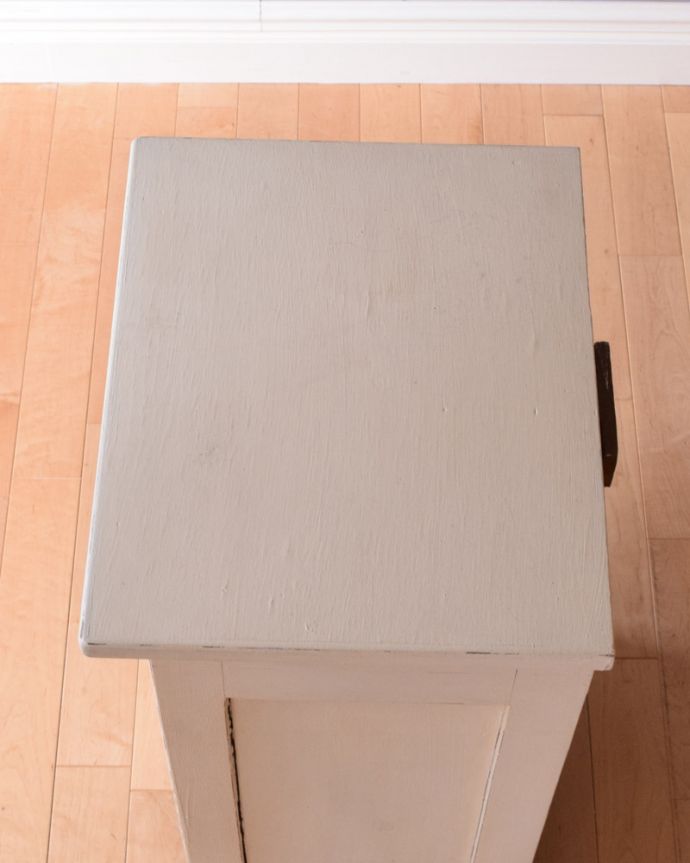 アンティークのキャビネット　アンティーク家具　フレンチホワイトのアンティーク ベッドサイドキャビネット 。天板もキレイに仕上げました。(d-1047-f-1)