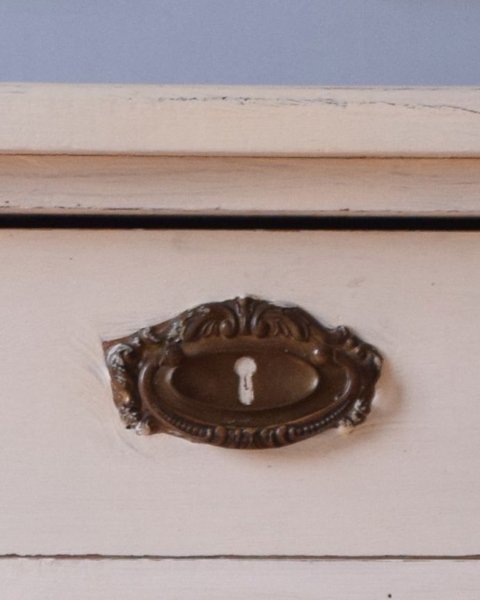 アンティークのキャビネット　アンティーク家具　フレンチホワイトのアンティーク ベッドサイドキャビネット 。ホワイトのボディにアクセントになるシックな取っ手です。(d-1047-f-1)