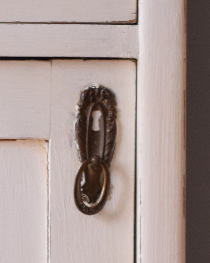 アンティークのキャビネット　アンティーク家具　フレンチホワイトのアンティーク ベッドサイドキャビネット 。扉の取っ手です。(d-1047-f-1)