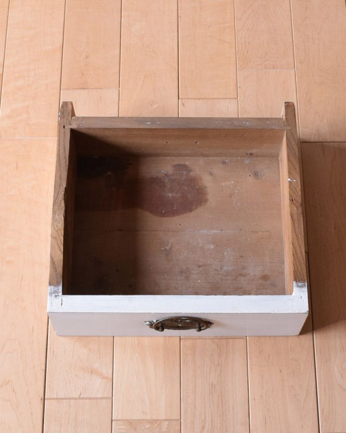 アンティークのキャビネット　アンティーク家具　フレンチホワイトのアンティーク ベッドサイドキャビネット 。引き出しもキレイに修復してありますので、細々したものを収納して下さい。(d-1047-f-1)