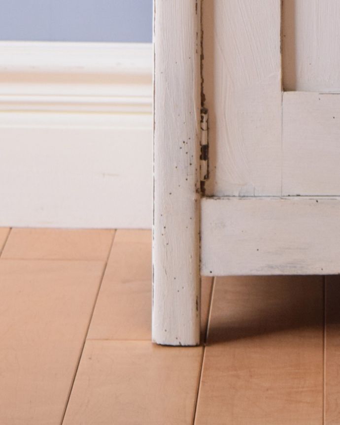 アンティークのキャビネット　アンティーク家具　フレンチホワイトのアンティーク ベッドサイドキャビネット 。※フェルトキーパーをお付けしてお届けしています。(d-1047-f-1)