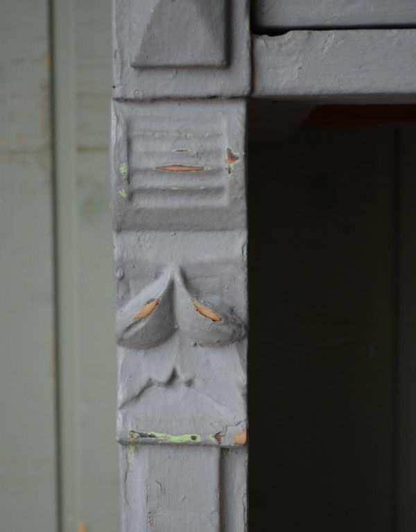 アンティーク家具 フランスの可愛いアンティーク家具、グレーペイントのキャビネット。美しい彫にうっとり。(d-1050-f)