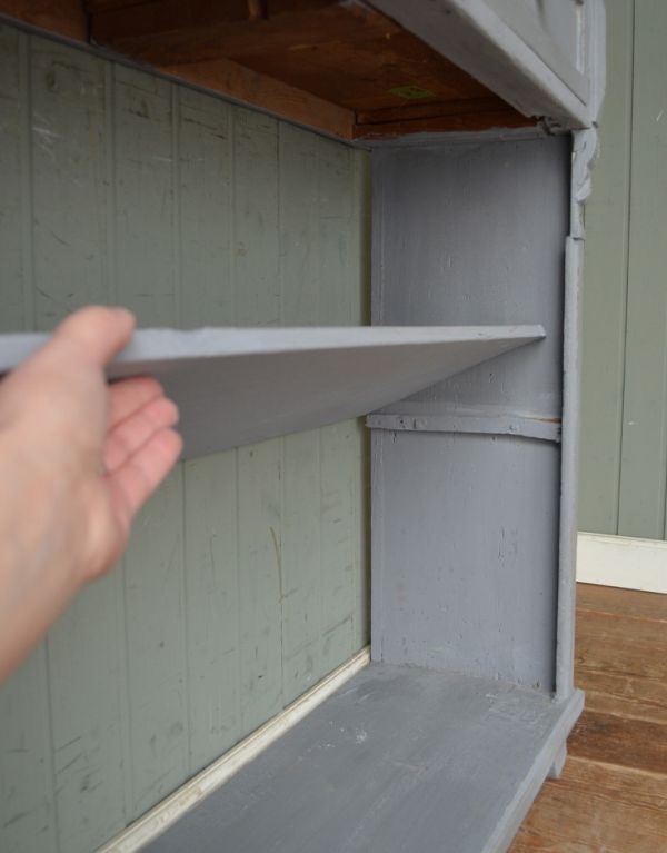 アンティーク家具 フランスの可愛いアンティーク家具、グレーペイントのキャビネット。棚板があるので、整理整頓がしやすいですよ。(d-1050-f)