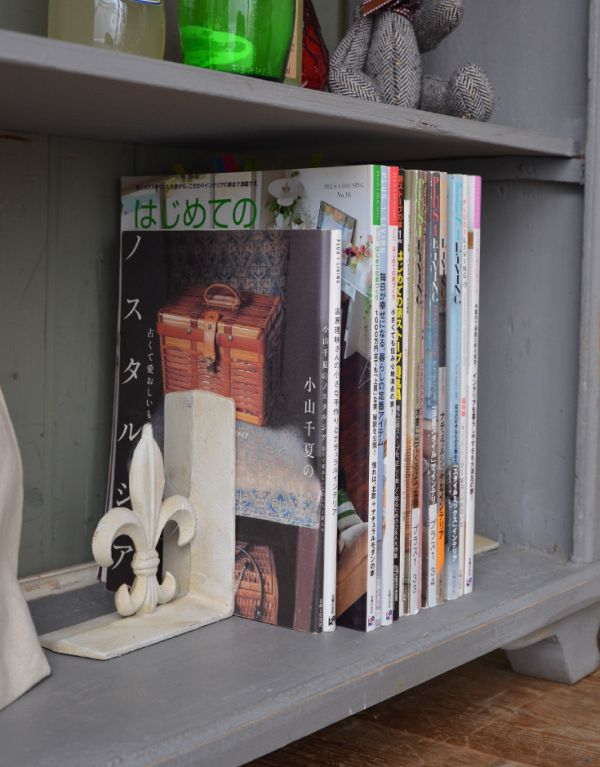 アンティーク家具 フランスの可愛いアンティーク家具、グレーペイントのキャビネット。2段に分けてたっぷり収納できますよ。(d-1050-f)