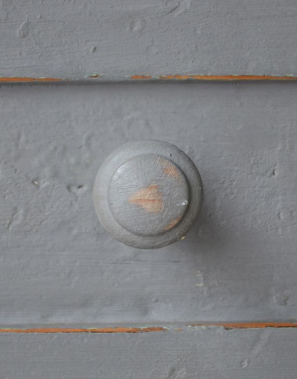 アンティーク家具 フランスの可愛いアンティーク家具、グレーペイントのキャビネット。引き出しの取っ手です。(d-1050-f)