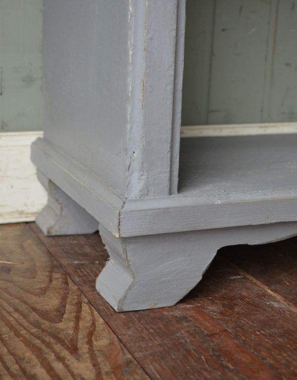 アンティーク家具 フランスの可愛いアンティーク家具、グレーペイントのキャビネット。安定感のある脚がしっかり支えます。(d-1050-f)