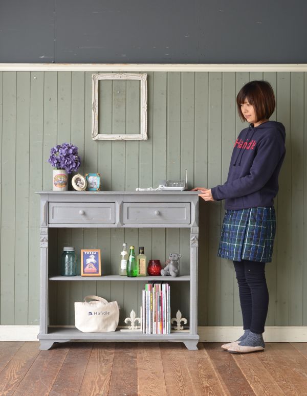 アンティーク家具 フランスの可愛いアンティーク家具、グレーペイントのキャビネット。とっても様になるので、リビングやキッチンの顔になってくれますよ!(モデルの身長は160cmです)【 全体 】幅100.5×奥行31.5×高さ95cm。(d-1050-f)
