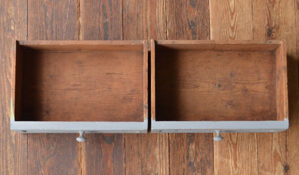 アンティーク家具 フランスの可愛いアンティーク家具、グレーペイントのキャビネット。引き出しは2杯付いています。(d-1050-f)