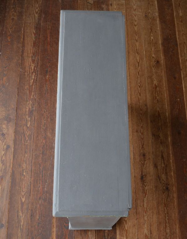 アンティーク家具 フランスの可愛いアンティーク家具、グレーペイントのキャビネット。天板もキレイに仕上げました。(d-1050-f)