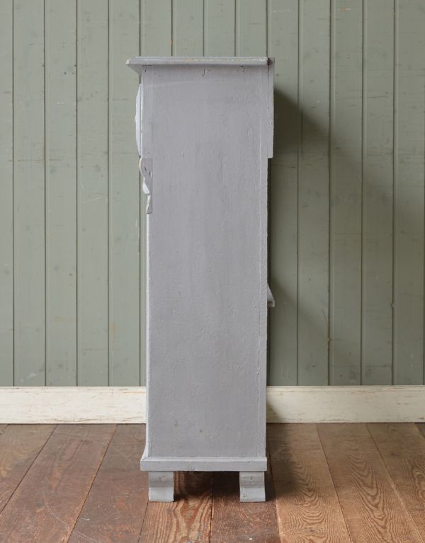 アンティーク家具 フランスの可愛いアンティーク家具、グレーペイントのキャビネット。サイドもきれいにペイントされています。(d-1050-f)