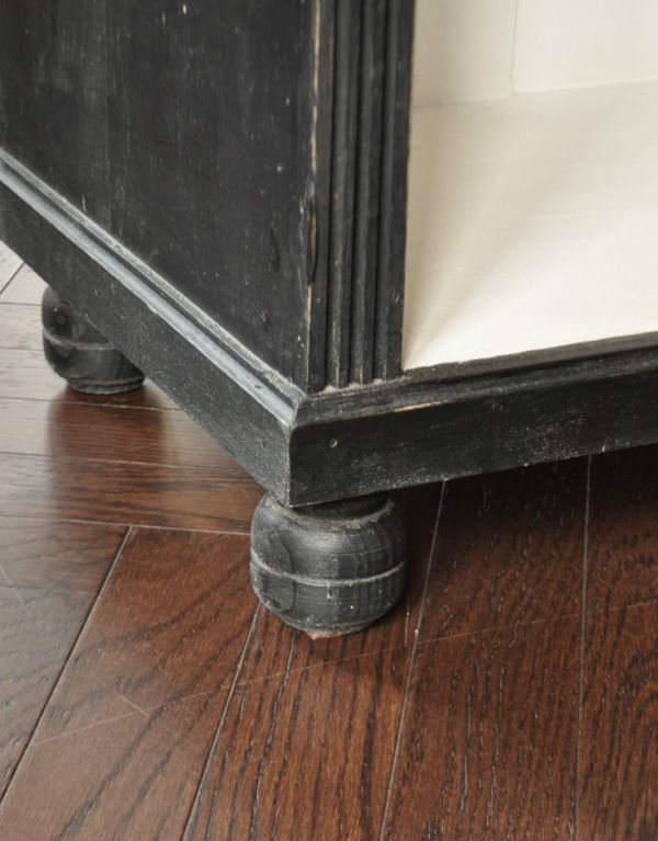 アンティークのキャビネット アンティーク家具 アンティークのフレンチ家具、ブラックペイントのブックケース(本棚)。玉ねぎ形の脚。(d-1051-f)
