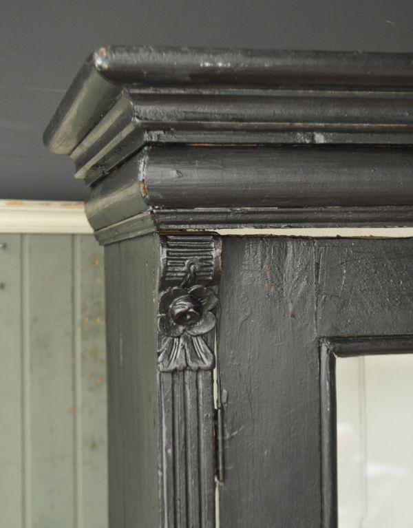 アンティーク家具　アンティークのフレンチ家具、ブラックペイントのワードローブ。美しい彫にうっとり。(d-1054-f)