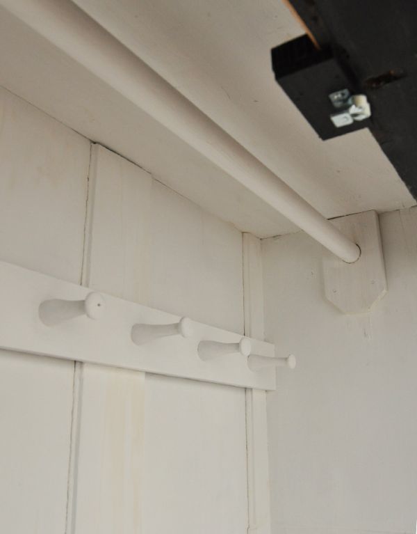 アンティーク家具　アンティークのフレンチ家具、ブラックペイントのワードローブ。上部には、ポールが通っています。(d-1054-f)