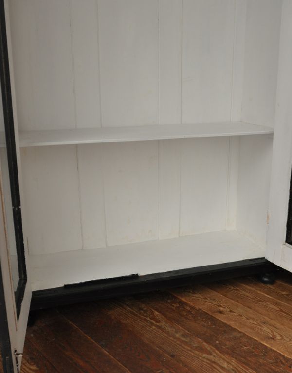 アンティーク家具　アンティークのフレンチ家具、ブラックペイントのワードローブ。下部は、一枚棚板が付いています。(d-1054-f)