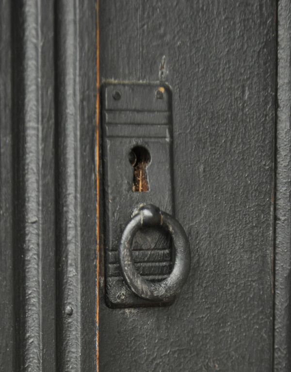 アンティーク家具　アンティークのフレンチ家具、ブラックペイントのワードローブ。扉の取っ手はこちら。(d-1054-f)