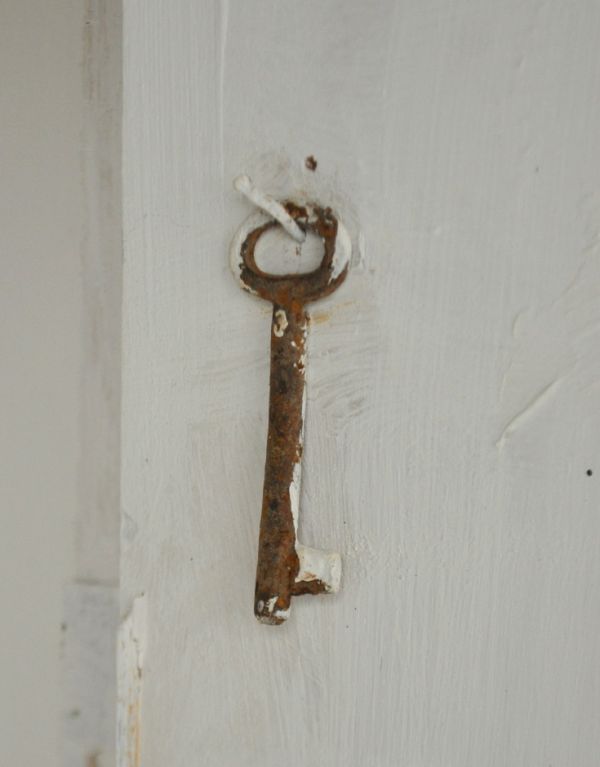 アンティーク家具　アンティークのフレンチ家具、ブラックペイントのワードローブ。鍵穴と鍵はありますが、使うことができません。(d-1054-f)