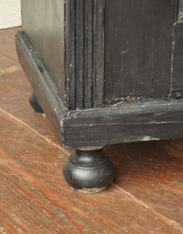 アンティーク家具　アンティークのフレンチ家具、ブラックペイントのワードローブ。玉ねぎ形の脚。(d-1054-f)
