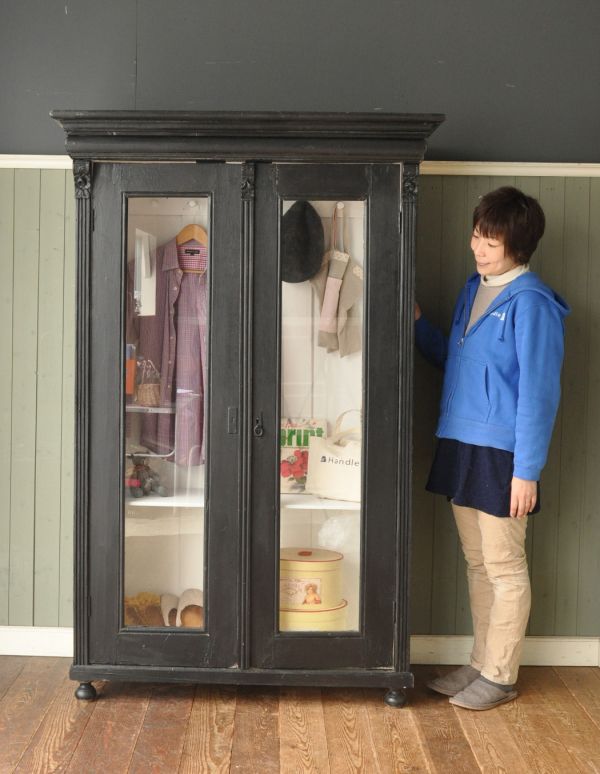 アンティーク家具　アンティークのフレンチ家具、ブラックペイントのワードローブ。落ち着いたスタイルの大人のお部屋作りにピッタリ。(d-1054-f)