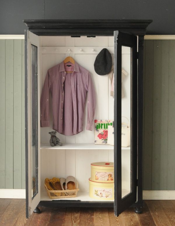 アンティーク家具　アンティークのフレンチ家具、ブラックペイントのワードローブ。見た目の美しさはモチロン、た〜っぷり収納力もある優れたキャビネットです。(d-1054-f)