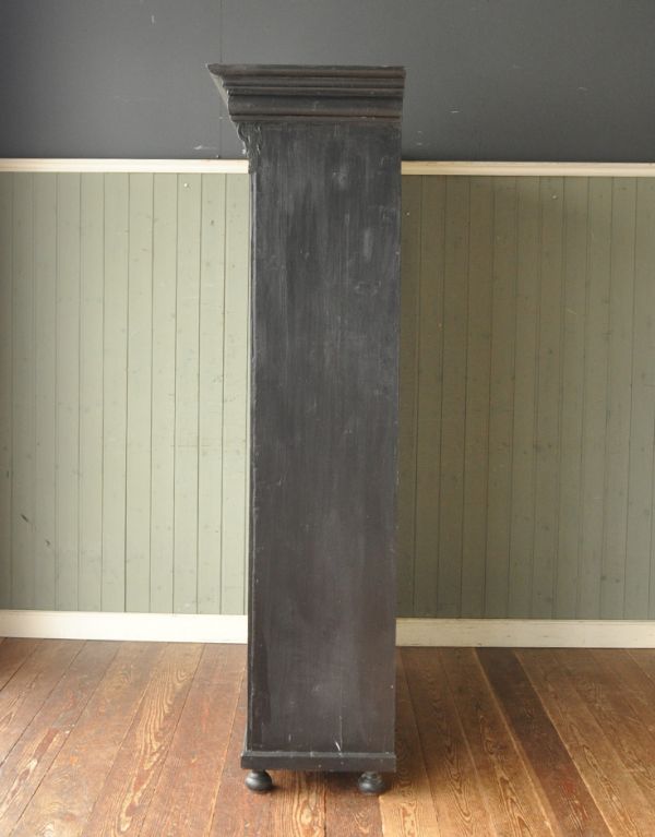 アンティーク家具　アンティークのフレンチ家具、ブラックペイントのワードローブ。サイドもきれいにペイントされています。(d-1054-f)