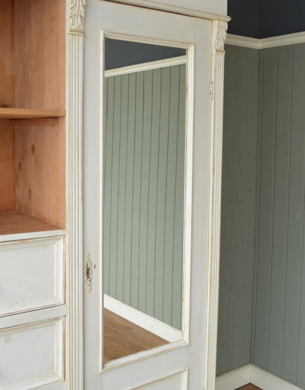 アンティーク家具 フレンチアンティークの収納家具、ミラー付きキャビネット(ワードローブ)。ミラーがあるので、お出かけ前のチェックにも大活躍です。(d-1055-f)