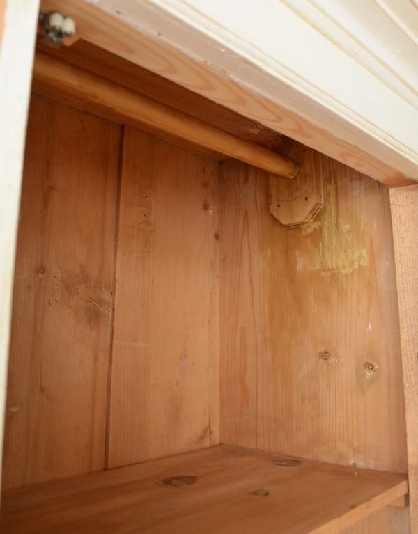 アンティーク家具 フレンチアンティークの収納家具、ミラー付きキャビネット(ワードローブ)。右側の扉内には、天井にポールが通っています。(d-1055-f)