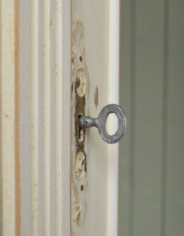 アンティーク家具 フレンチアンティークの収納家具、ミラー付きキャビネット(ワードローブ)。扉の取っ手は、鍵を引っ掛けて使います。(d-1055-f)