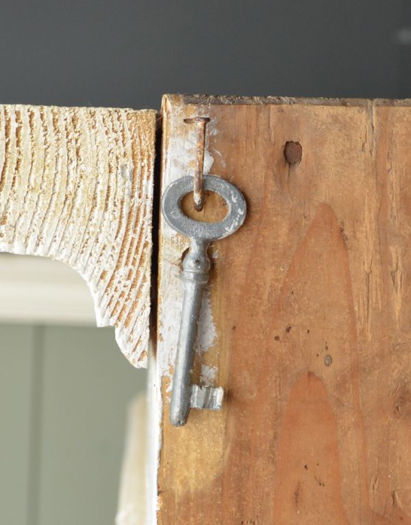 アンティーク家具 フレンチアンティークの収納家具、ミラー付きキャビネット(ワードローブ)。アンティークの鍵が付いています。(d-1055-f)