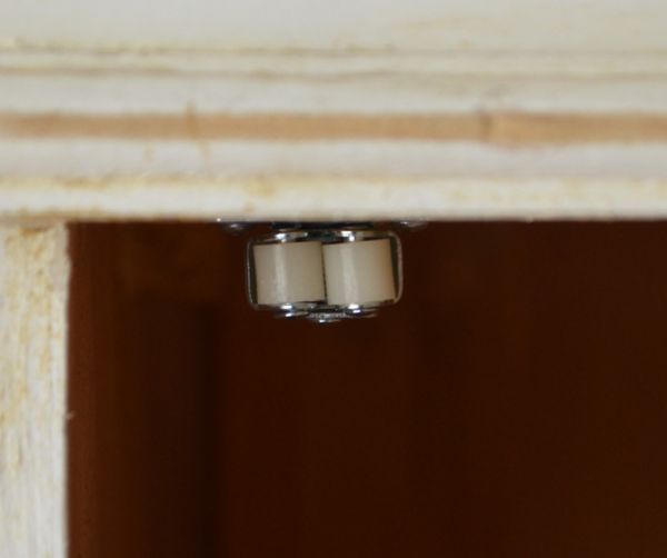 アンティーク家具 フレンチアンティークの収納家具、ミラー付きキャビネット(ワードローブ)。扉にはローラーキャッチャーが付いているので、開け閉めはスムーズです。(d-1055-f)